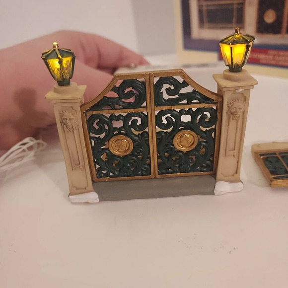 Vintage 1999 Lemax Village Collection - Lighted Victorian Gated Fence, Set of 5 - Picture 3 of 14